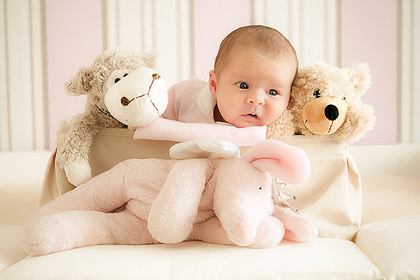 Neugeborenenfotos und Babyfotos fotografieren wir bei Ihnen Zuhause